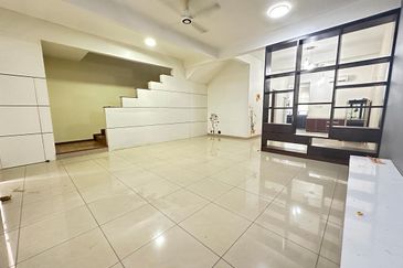 C H E A P 2 Sty Superlink at Bukit Sungai Long for sale