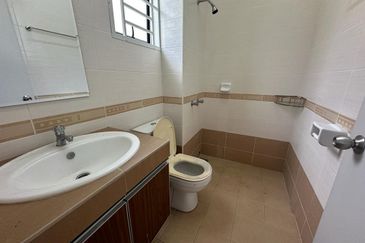 C H E A P 2 Sty Superlink at Bukit Sungai Long for sale