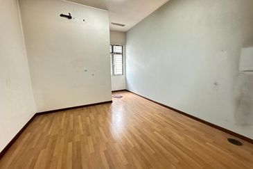 C H E A P 2 Sty Superlink at Bukit Sungai Long for sale