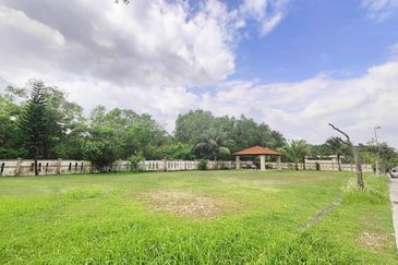 C H E A P 2 Sty Semi-D at Bukit Sungai Long 