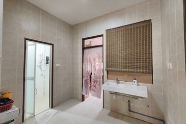 C H E A P 2 Sty Semi-D at Bukit Sungai Long 