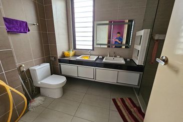 CHEAP 3 Storey CORNER Semi D w Lift at Twin Palm Sungai Long