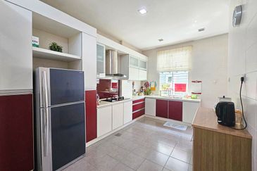 C H E A P 3 Sty Semi-D Twin Palm at Sungai Long 