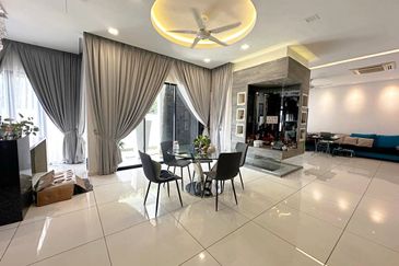 C H E A P 3 Sty Semi-D Twin Palm at Sungai Long 