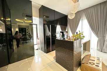 C H E A P 3 Sty Semi-D Twin Palm at Sungai Long 