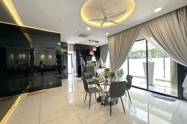 C H E A P 3 Sty Semi-D Twin Palm at Sungai Long 