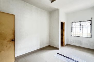 C H E A P 2 sty Terrace House @ Damai Perdana