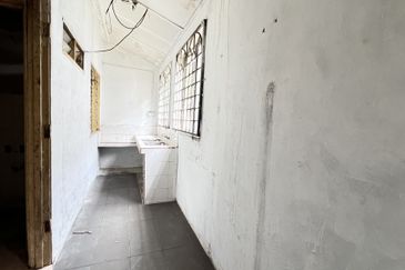 C H E A P 2 sty Terrace House @ Damai Perdana