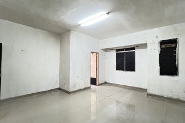 C H E A P 2 sty Terrace House @ Damai Perdana