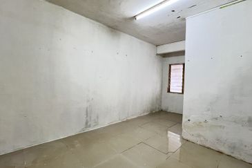 C H E A P 2 sty Terrace House @ Damai Perdana