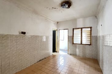 C H E A P 2 sty Terrace House @ Damai Perdana