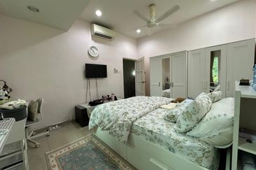 CHEAP 2 Storey CORNER Terrace at SL7, Sungai Long with full renovation