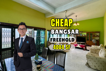 CHEAP 2.5 storey Semi D at Bangsar for sale