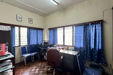 CHEAP 2.5 storey Semi D at Bangsar for sale