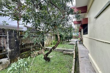 CHEAP 2.5 storey Semi D at Bangsar for sale