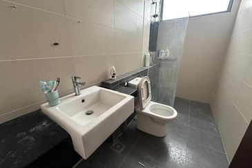 CHEAP 2.5 Sty Semi D at Twin Palm, Sungai Long 