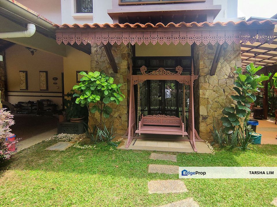 Lovely tropical garden with koi pond bungalow home with 24 hours gated guarded security system, Selangor, Mutiara Damansara