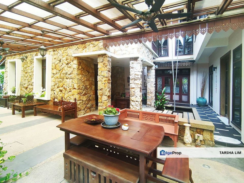 Lovely tropical garden with koi pond bungalow home with 24 hours gated guarded security system, Selangor, Mutiara Damansara