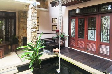 Lovely tropical garden with koi pond bungalow home with 24 hours gated guarded security system