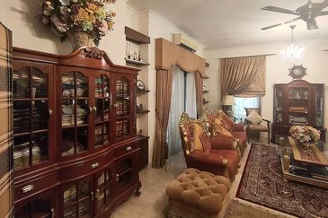 Lovely tropical garden with koi pond bungalow home with 24 hours gated guarded security system