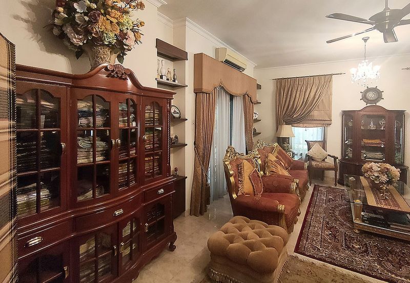 Lovely tropical garden with koi pond bungalow home with 24 hours gated guarded security system