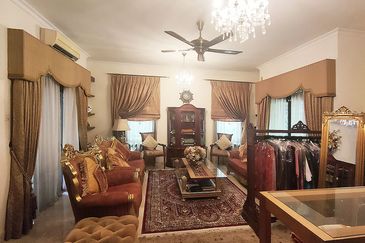 Lovely tropical garden with koi pond bungalow home with 24 hours gated guarded security system