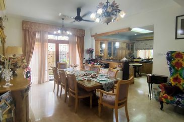 Lovely tropical garden with koi pond bungalow home with 24 hours gated guarded security system