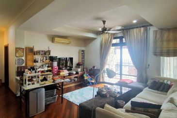 Lovely tropical garden with koi pond bungalow home with 24 hours gated guarded security system