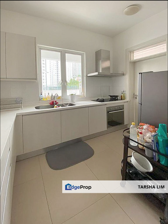 Unique 850sf unit comes with large 310sf balcony, Selangor, Mutiara Damansara