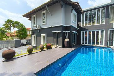 24 hours gated guarded modren 2 storey home with pool and 10 car parks