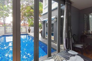 24 hours gated guarded modren 2 storey home with pool and 10 car parks