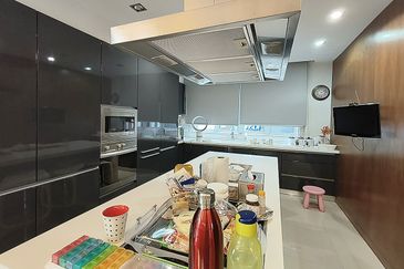 24 hours gated guarded modren 2 storey home with pool and 10 car parks