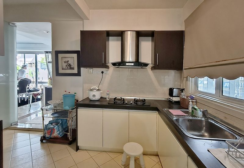 24 hours gated guarded modren 2 storey home with pool and 10 car parks