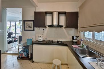 24 hours gated guarded modren 2 storey home with pool and 10 car parks