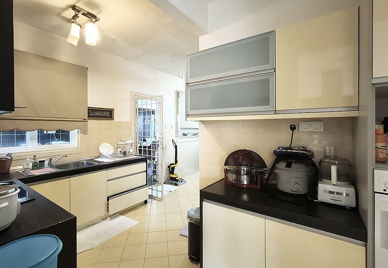 24 hours gated guarded modren 2 storey home with pool and 10 car parks