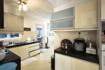 24 hours gated guarded modren 2 storey home with pool and 10 car parks