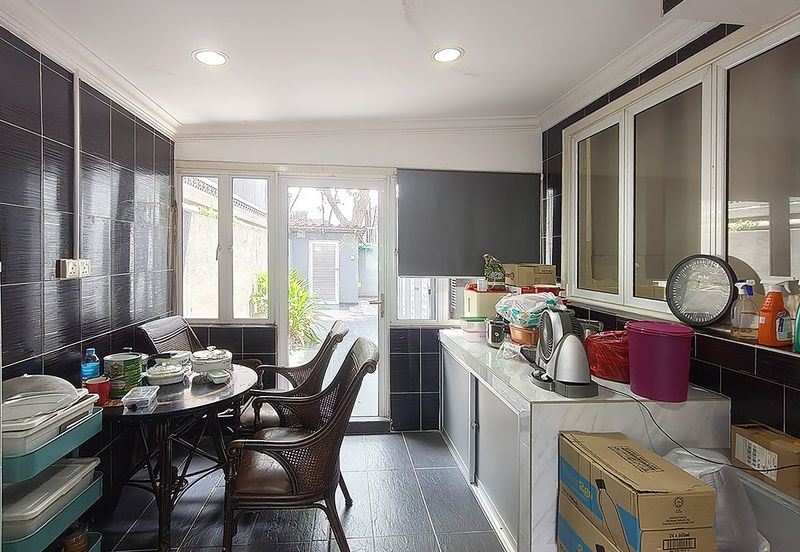 24 hours gated guarded modren 2 storey home with pool and 10 car parks