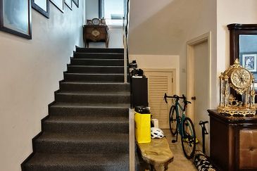 24 hours gated guarded modren 2 storey home with pool and 10 car parks