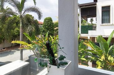 24 hours gated guarded modren 2 storey home with pool and 10 car parks