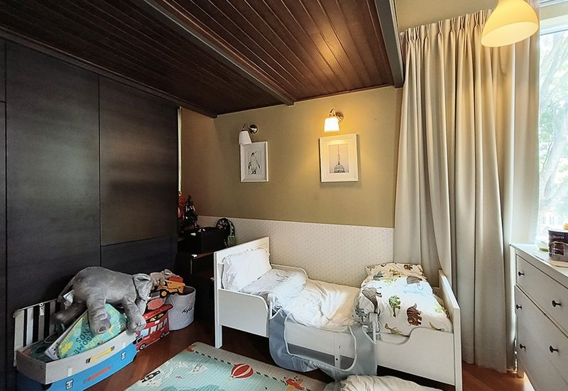 24 hours gated guarded modren 2 storey home with pool and 10 car parks