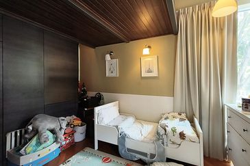 24 hours gated guarded modren 2 storey home with pool and 10 car parks