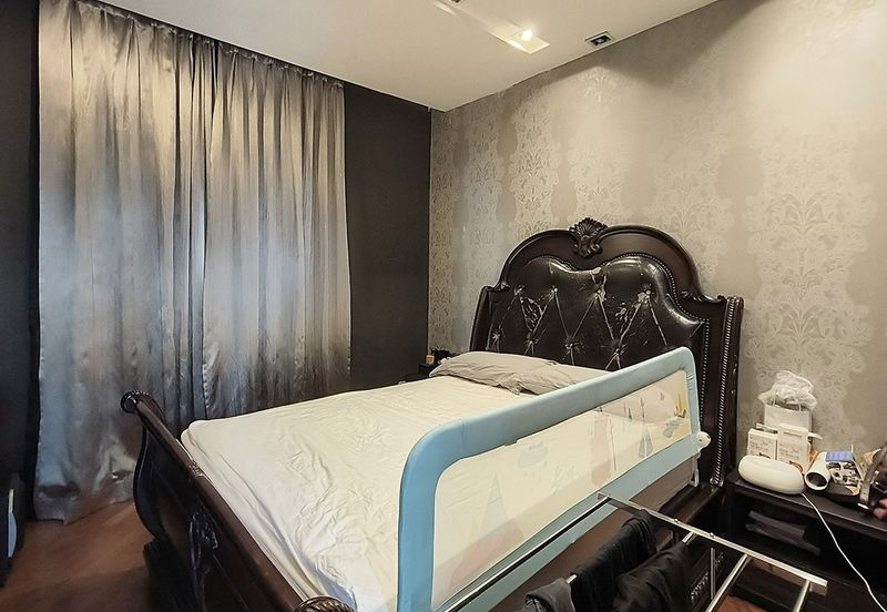 24 hours gated guarded modren 2 storey home with pool and 10 car parks