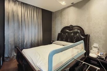 24 hours gated guarded modren 2 storey home with pool and 10 car parks