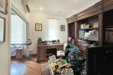 24 hours gated guarded modren 2 storey home with pool and 10 car parks