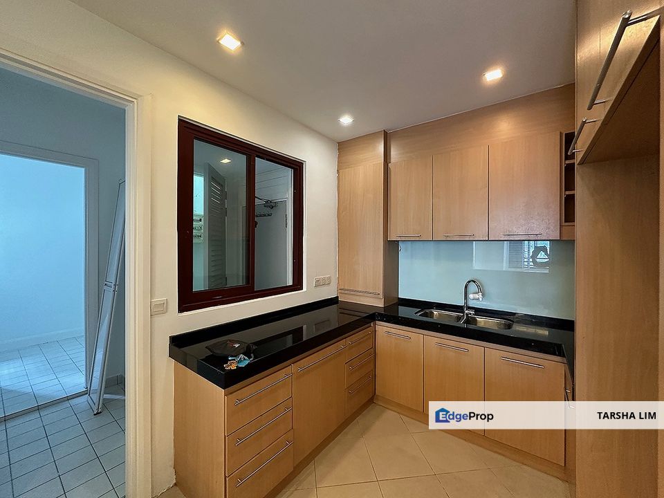 Recently touch up unit ready to move in with great unblocked breezy view, Selangor, Mutiara Damansara
