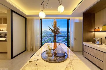 Freehold only 126 units with private lift lobby, ev bay & extra store