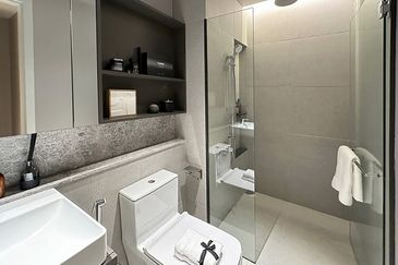 Freehold only 126 units with private lift lobby, ev bay & extra store