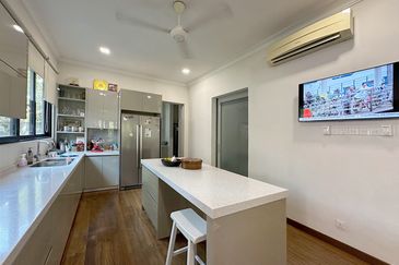 Unique E&O inspired resort home. Excellent structured ready to move in.