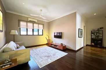 Unique E&O inspired resort home. Excellent structured ready to move in.