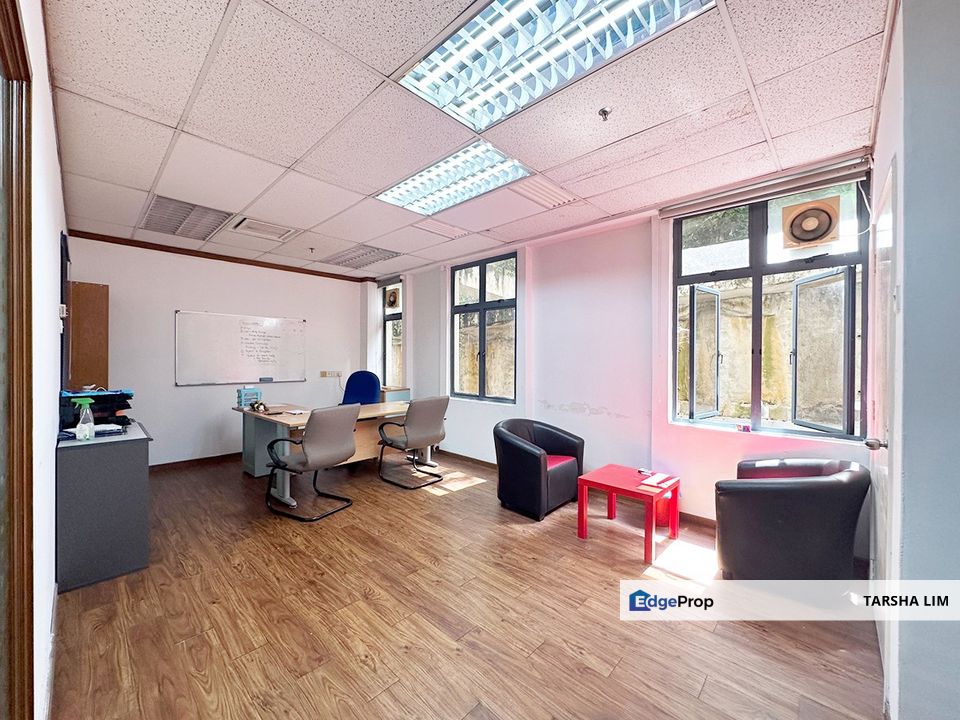 Well maintained move in condition office selling log stock barrel, Selangor, Petaling Jaya